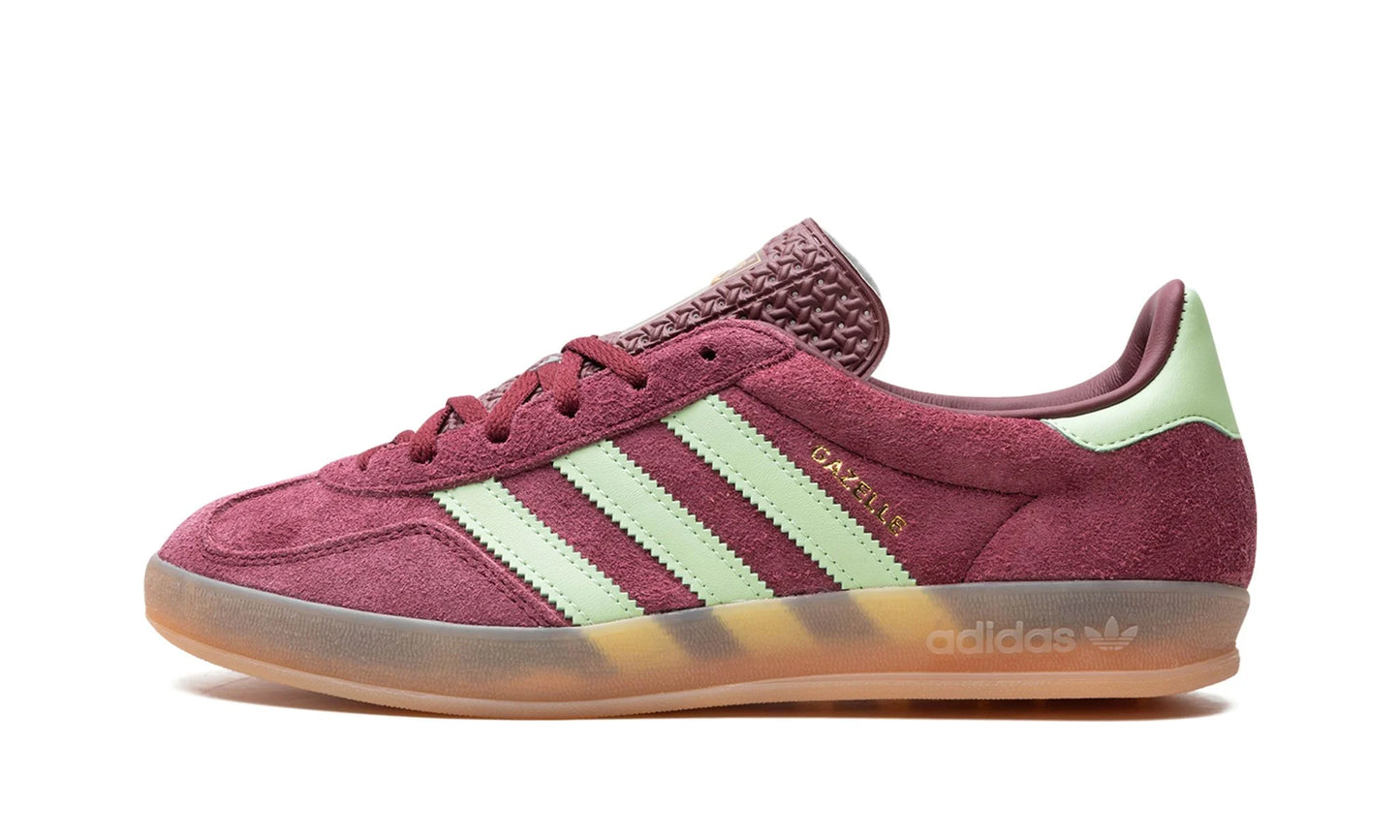 Lado esquerdo das sapatilhas Adidas Gazelle Indoor Shadow Red Semi Spark Green