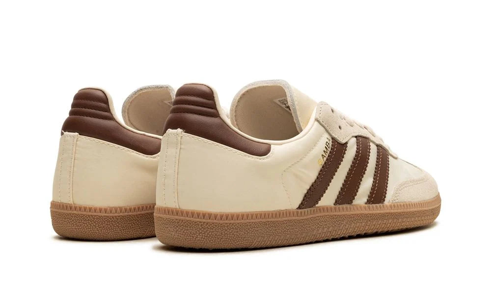 Parte de trás das sapatilhas Adidas Samba OG Cream White Preloved Brown