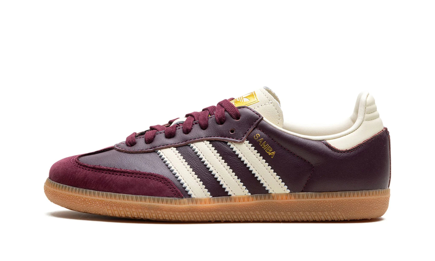 Lado esquerdo das sapatilhas Adidas Samba OG Maroon Gold Metallic