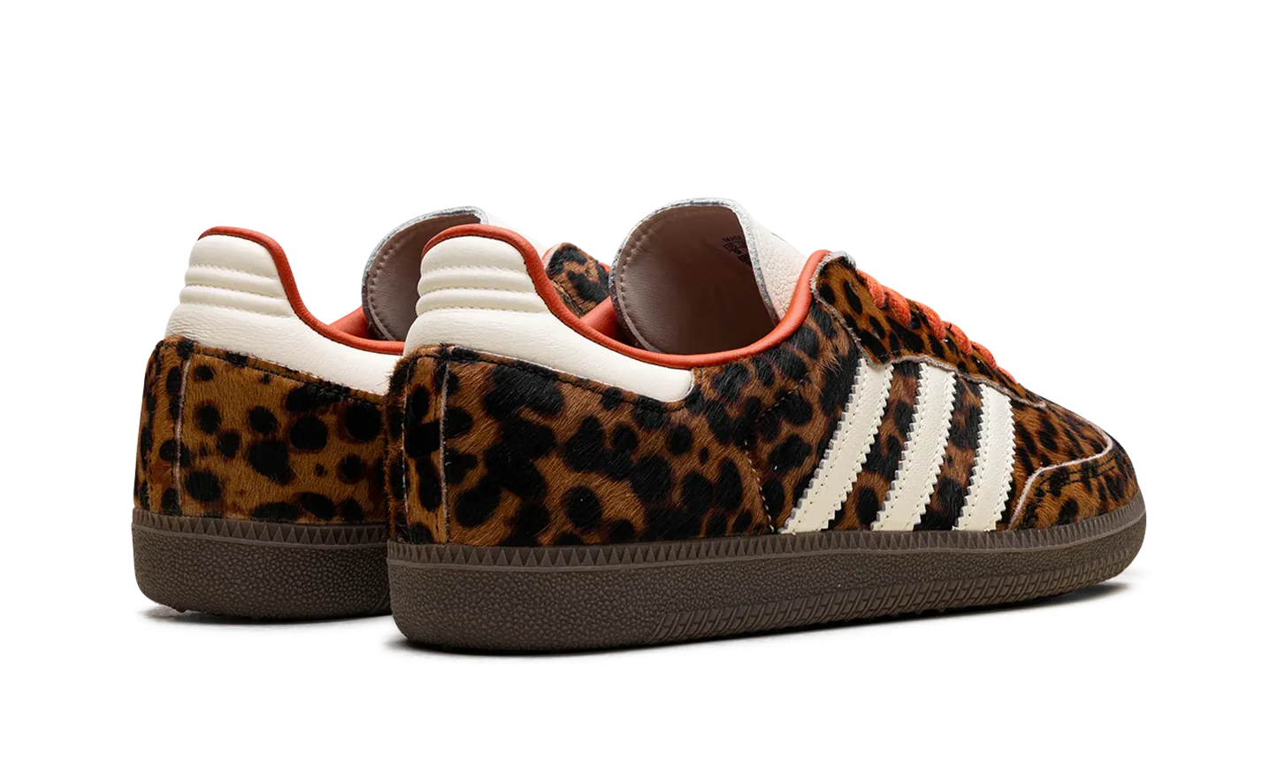 Parte de trás das sapatilhas Adidas Samba OG Preloved Red Leopard
