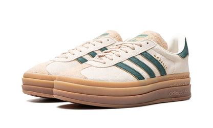 Parte da frente das sapatilhas Adidas Gazelle Bold Magic Beige Collegiate Green