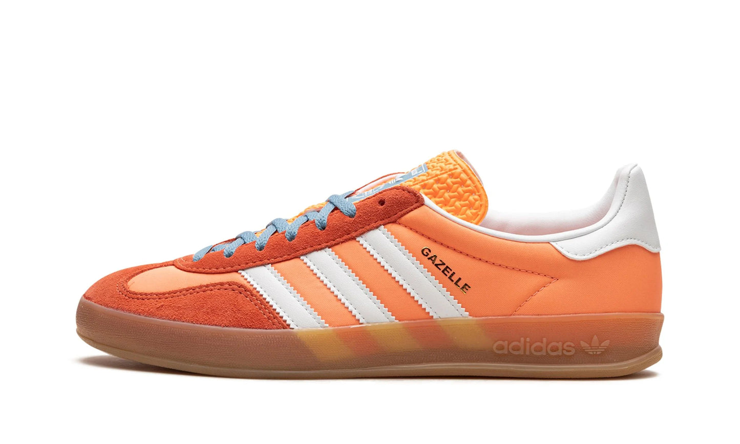 Lado esquerdo das sapatilhas Adidas Gazelle Indoor Beam Orange