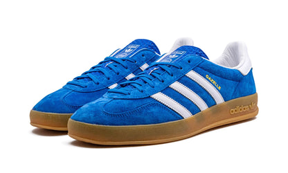 Parte da frente das sapatilhas Adidas Gazelle Indoor Blue Bird