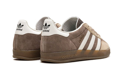 Parte de trás das sapatilhas Adidas Gazelle Indoor Earth Strata Magic Beige