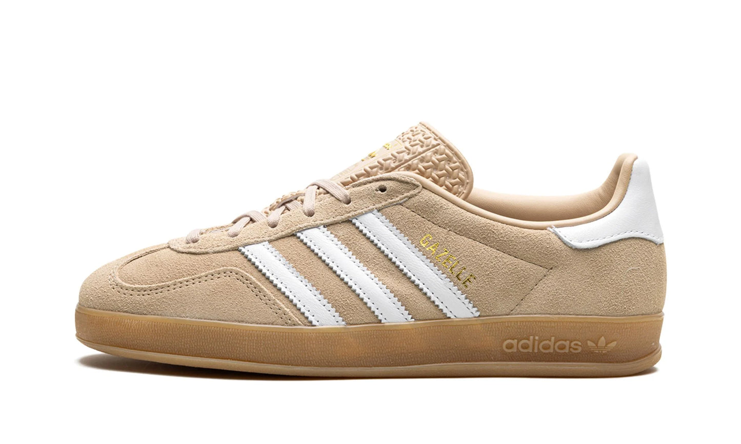 Lado esquerdo das sapatilhas Adidas Gazelle Indoor Magic Beige