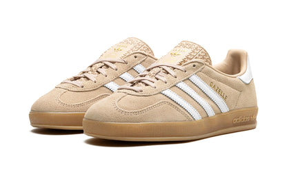 Parte da frente das sapatilhas Adidas Gazelle Indoor Magic Beige