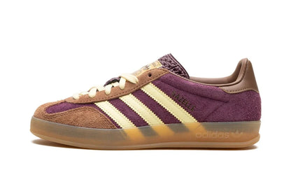 Lado esquerdo das sapatilhas Adidas
Gazelle Indoor Maroon Almost Yellow