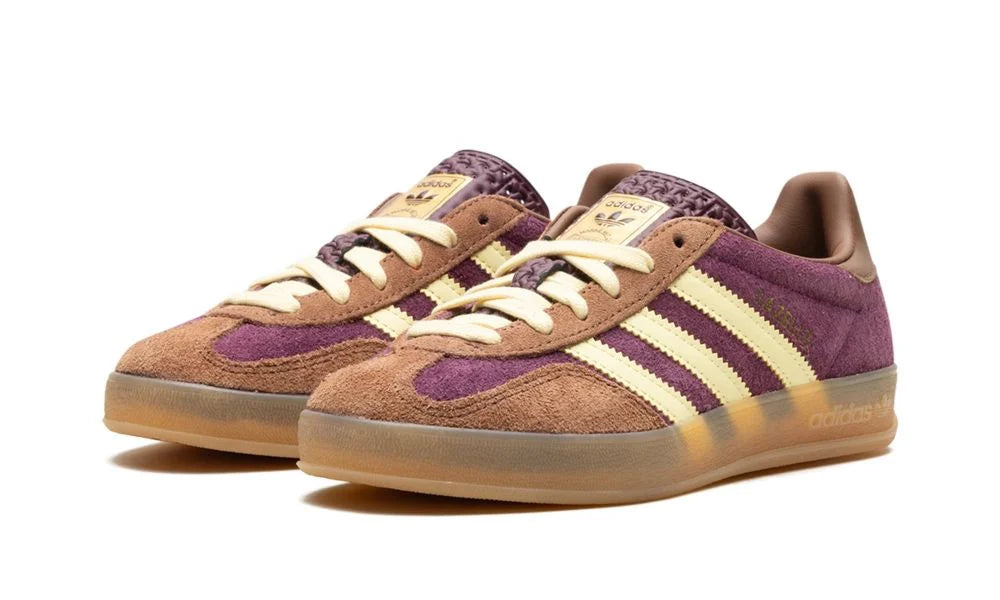 Parte da frente das sapatilhas Adidas
Gazelle Indoor Maroon Almost Yellow