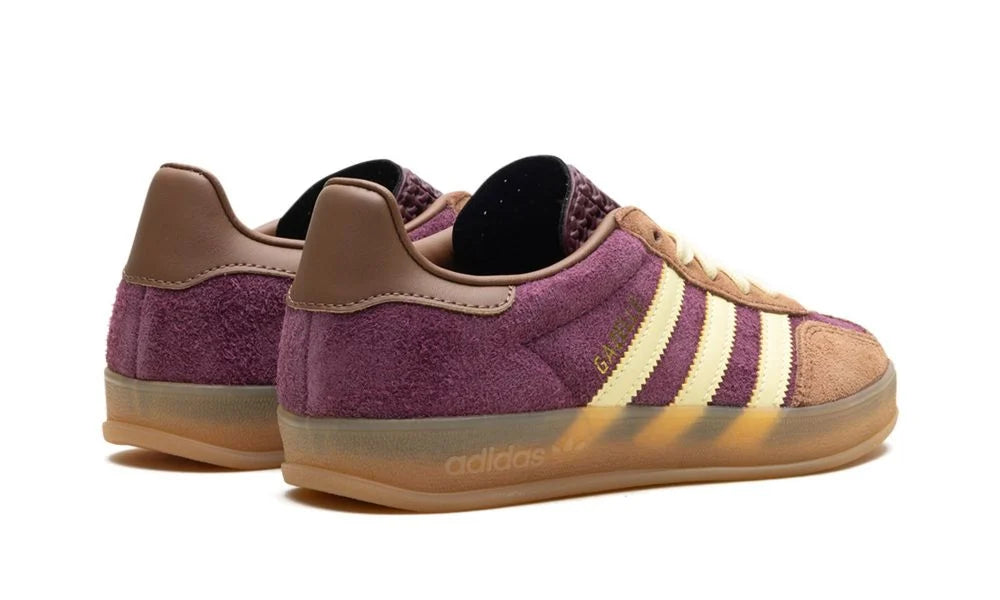 Parte de trás das sapatilhas Adidas
Gazelle Indoor Maroon Almost Yellow