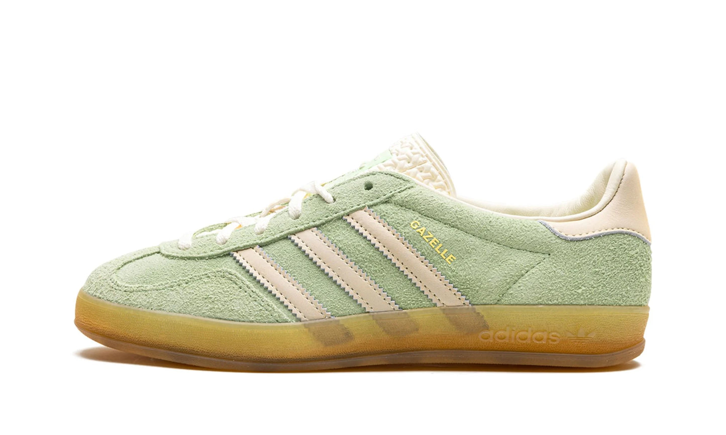 Lado esquerdo das sapatilhas Adidas Gazelle Indoor Semi Green Spark