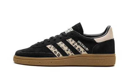 Lado esquerdo das Adidas Handball Spezial Black Wonder Leopard