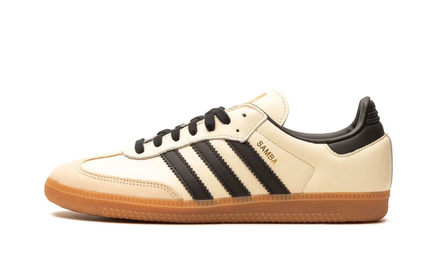 Lado esquerdo das sapatilhas Adidas Samba OG Cream White Sand Strata