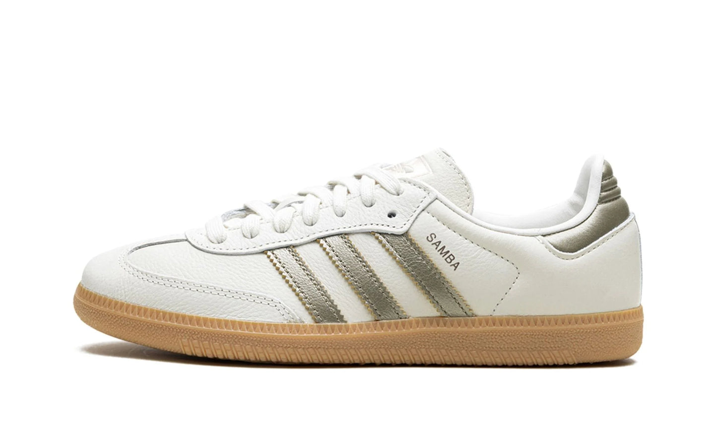 Lado esquerdo das sapatilhas Adidas Samba OG Cyber Metallic