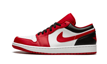 Lado esquerdo das sapatilhas Air Jordan 1 Low Bulls