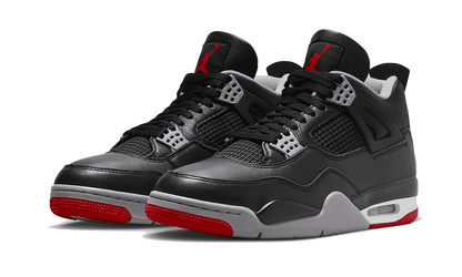 Parte da frente das sapatilhas Air Jordan 4 Retro Bred Reimagined