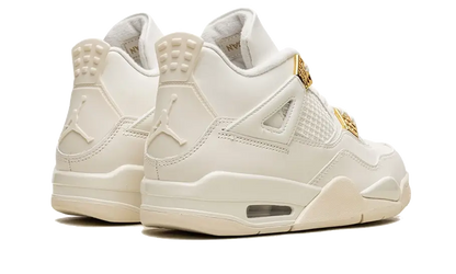 Parte de trás das sapatilhas Air Jordan 4 Retro Metallic Gold