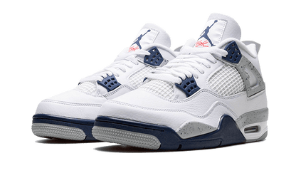 Parte da frente das sapatilhas Air Jordan 4 Retro Midnight Navy