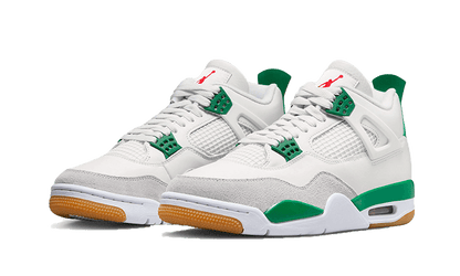 Parte da frente das sapatilhas Air Jordan 4 Retro SB Pine Green