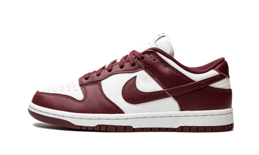 Lado esquerdo das sapatilhas Nike Dunk Low Bordeaux