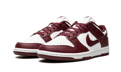 Parte da frente das sapatilhas Nike Dunk Low Bordeaux