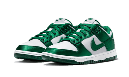 Parte da frente das sapatilhas Nike Dunk Low Green Satin
