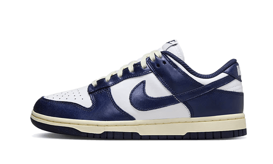 Lado esquerdo das sapatilhas Nike Dunk Low PRM Vintage Navy
