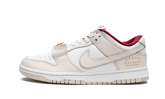 Lado esquerdo das sapatilhas Nike Dunk Low SE Just Do It White Phantom
