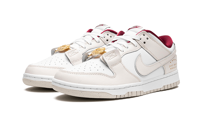Parte da frente das sapatilhas Nike Dunk Low SE Just Do It White Phantom