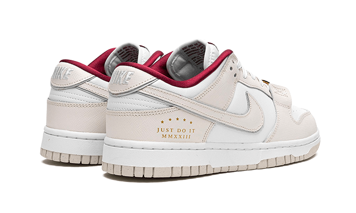 Parte de trás das sapatilhas Nike Dunk Low SE Just Do It White Phantom