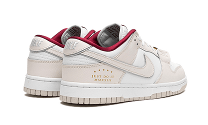 Parte de trás das sapatilhas Nike Dunk Low SE Just Do It White Phantom