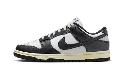 Lado esquerdo das sapatilhas Nike Dunk Low Vintage Panda