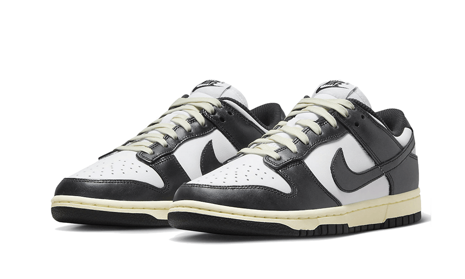 Parte da frente das sapatilhas Nike Dunk Low Vintage Panda