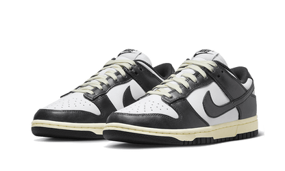 Parte da frente das sapatilhas Nike Dunk Low Vintage Panda